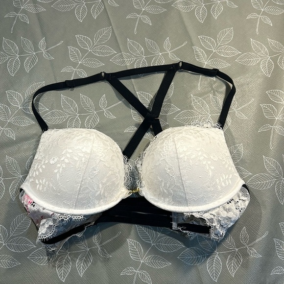 La Senza Classic Plunge Padded Bra. - Picture 1 of 6